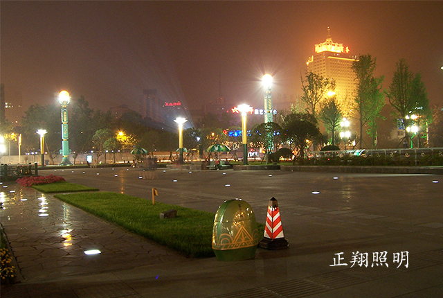 夜晚廣場景觀燈