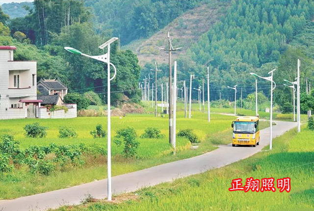 豐收季節(jié)中的太陽能路燈