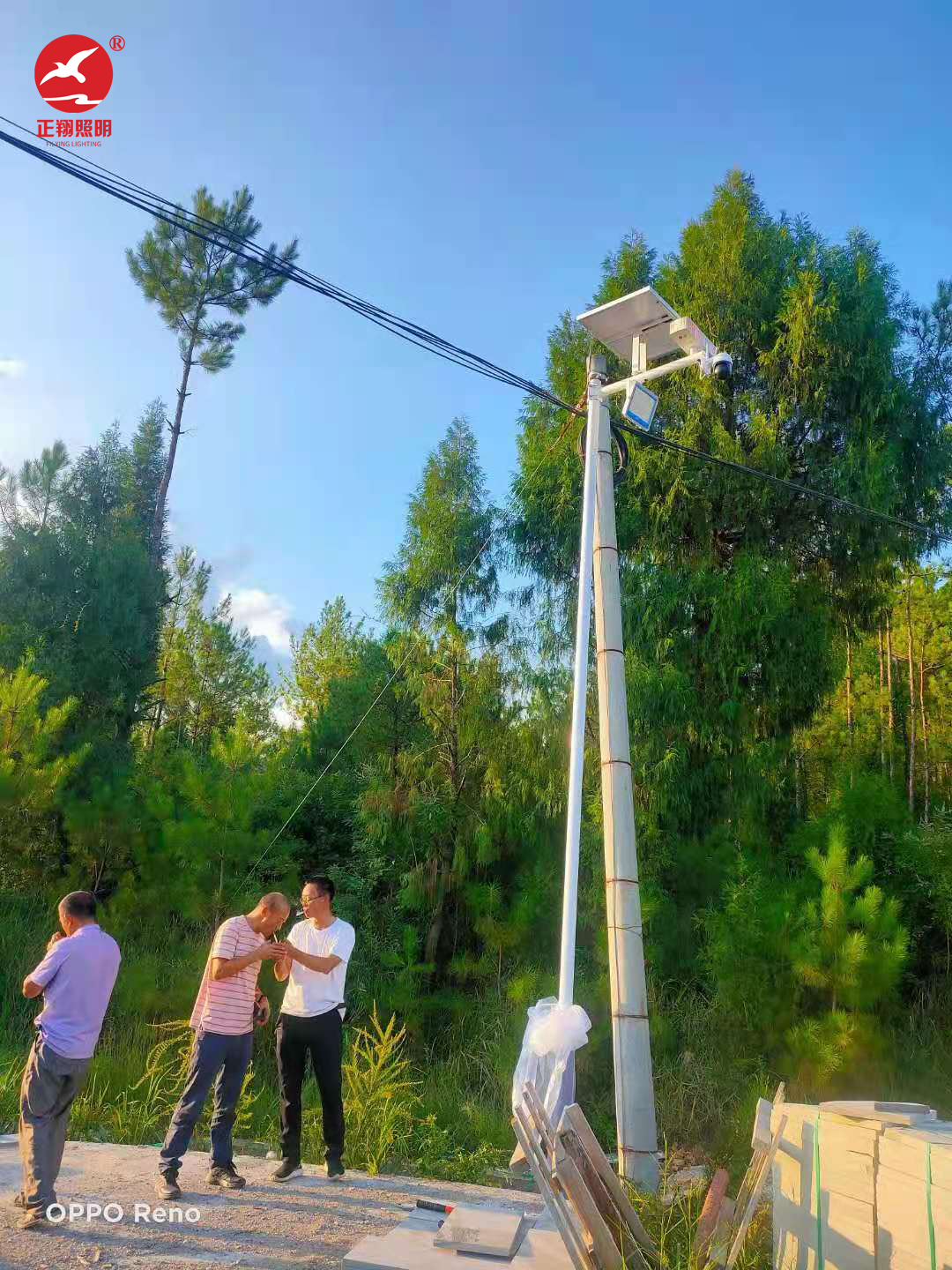 太陽能監(jiān)控路燈桿
