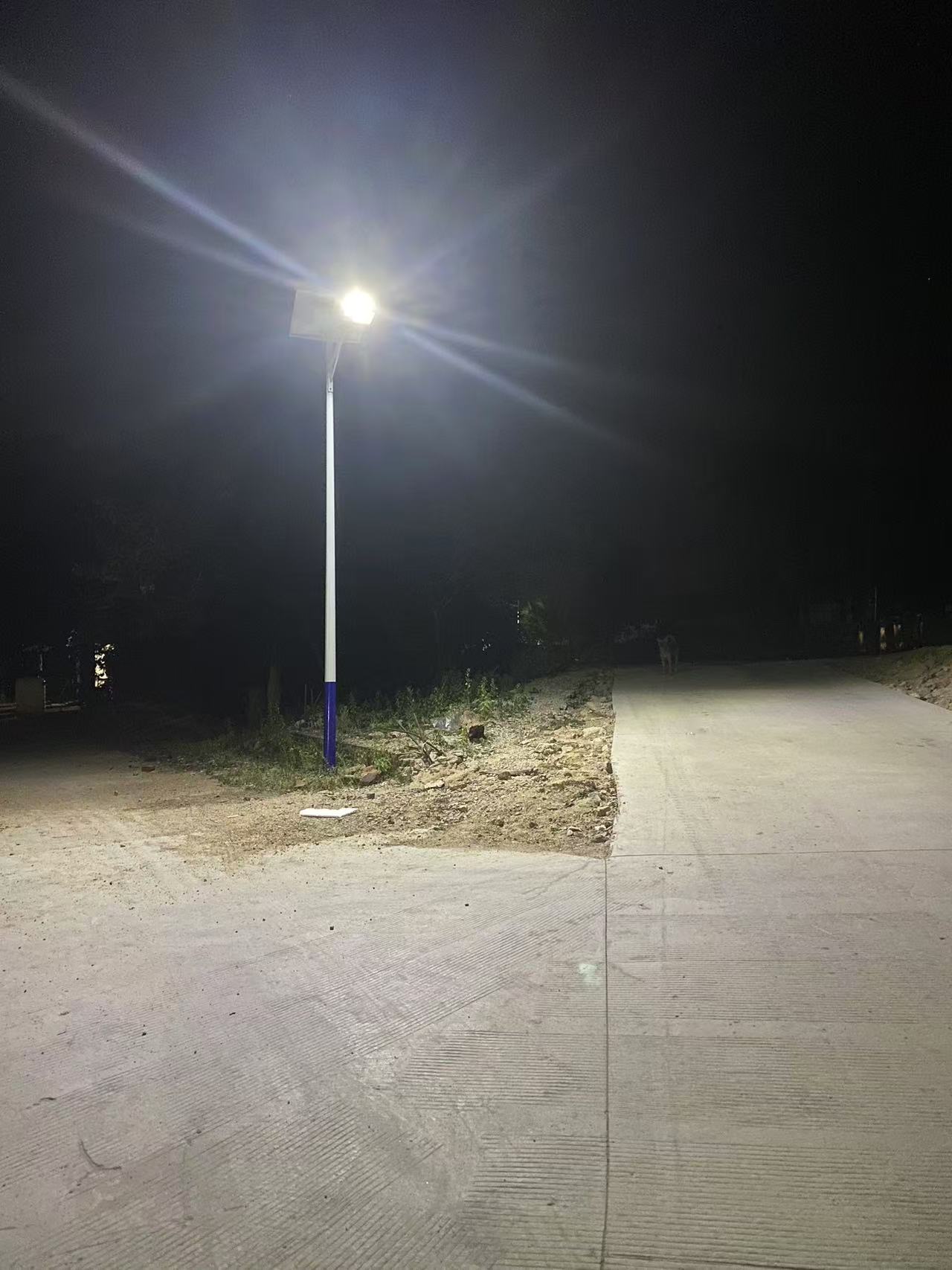 海南三亞鄉(xiāng)村道路太陽能路燈安裝